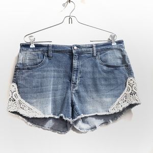 Mossimo High Rise Embroidered White Crochet Raw Hem Boho Jean Shorts